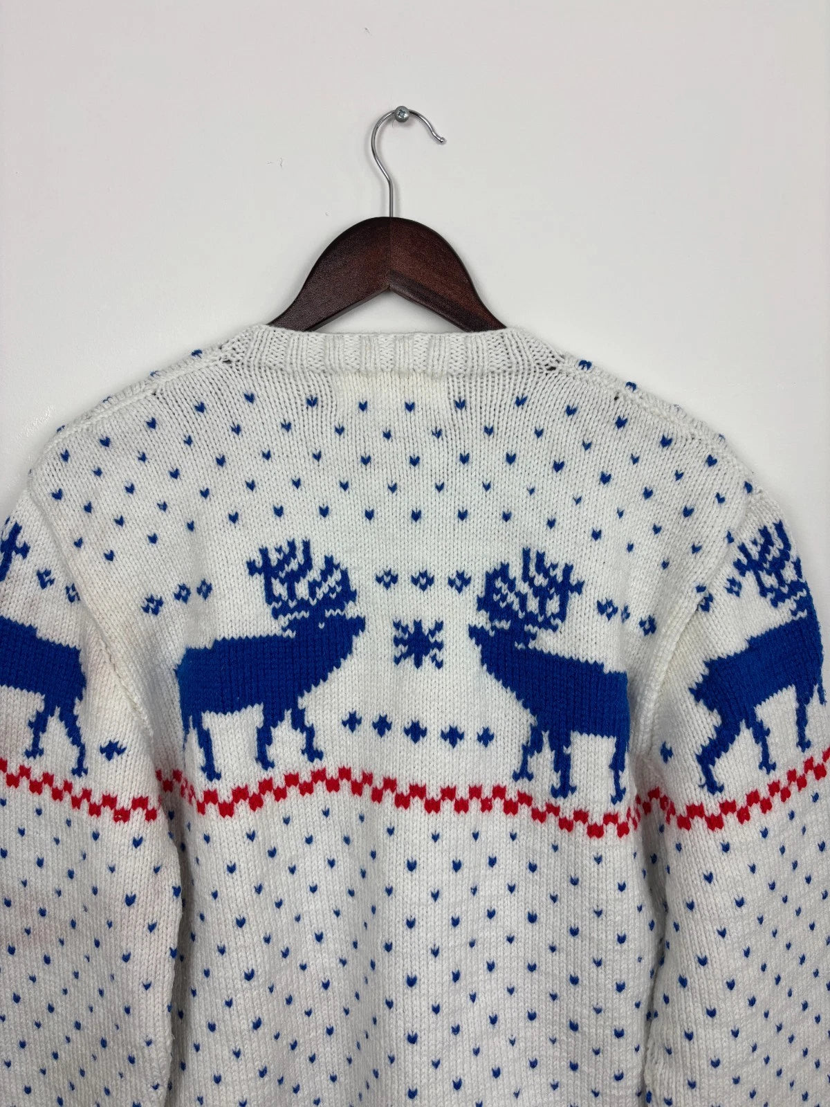 Vintage 1980s Christmas Reindeer Hand Knit Sweater - Size Large - White Blue